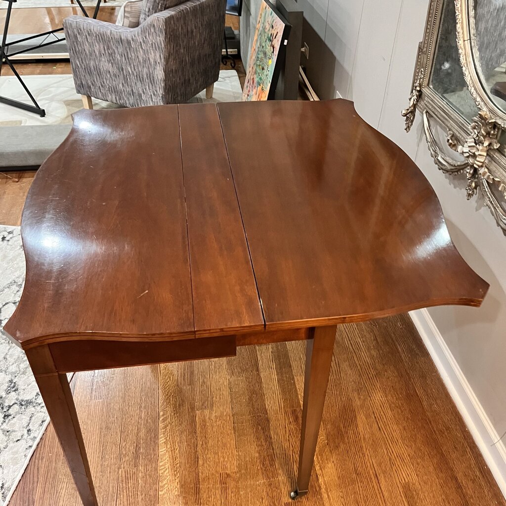 Expandable Table w/ 4 Leaves