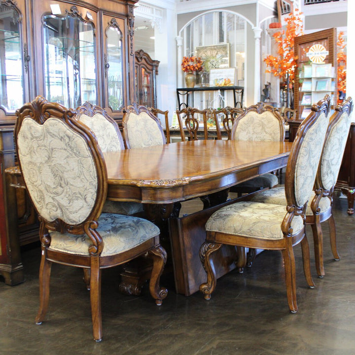 Orig Price $3200 - Dining Table w/ 2 leaves & 6 Chairs