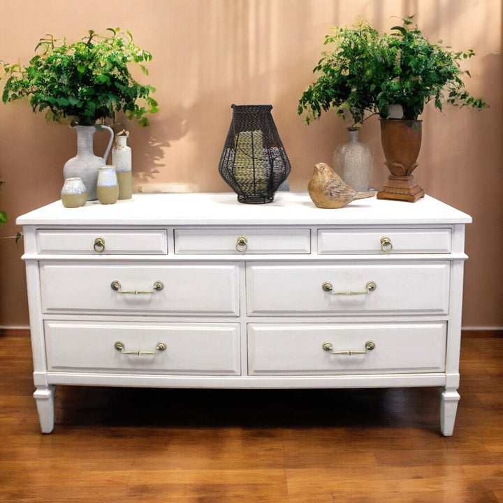 Traditional Dresser w/ 7 Drawers