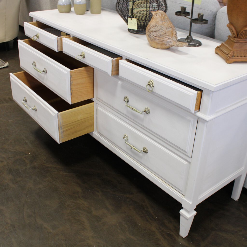 Traditional Dresser w/ 7 Drawers