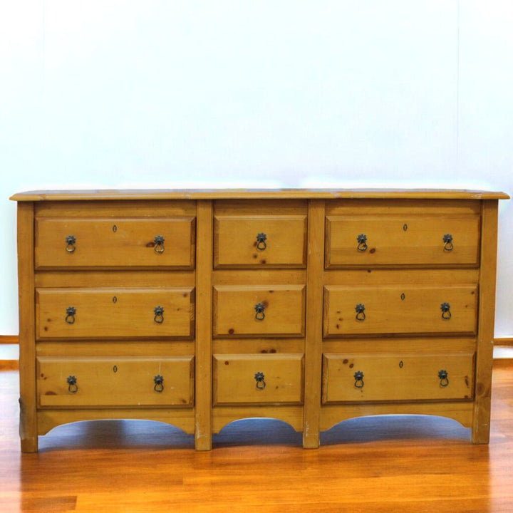 Dresser w/ 9 Drawers