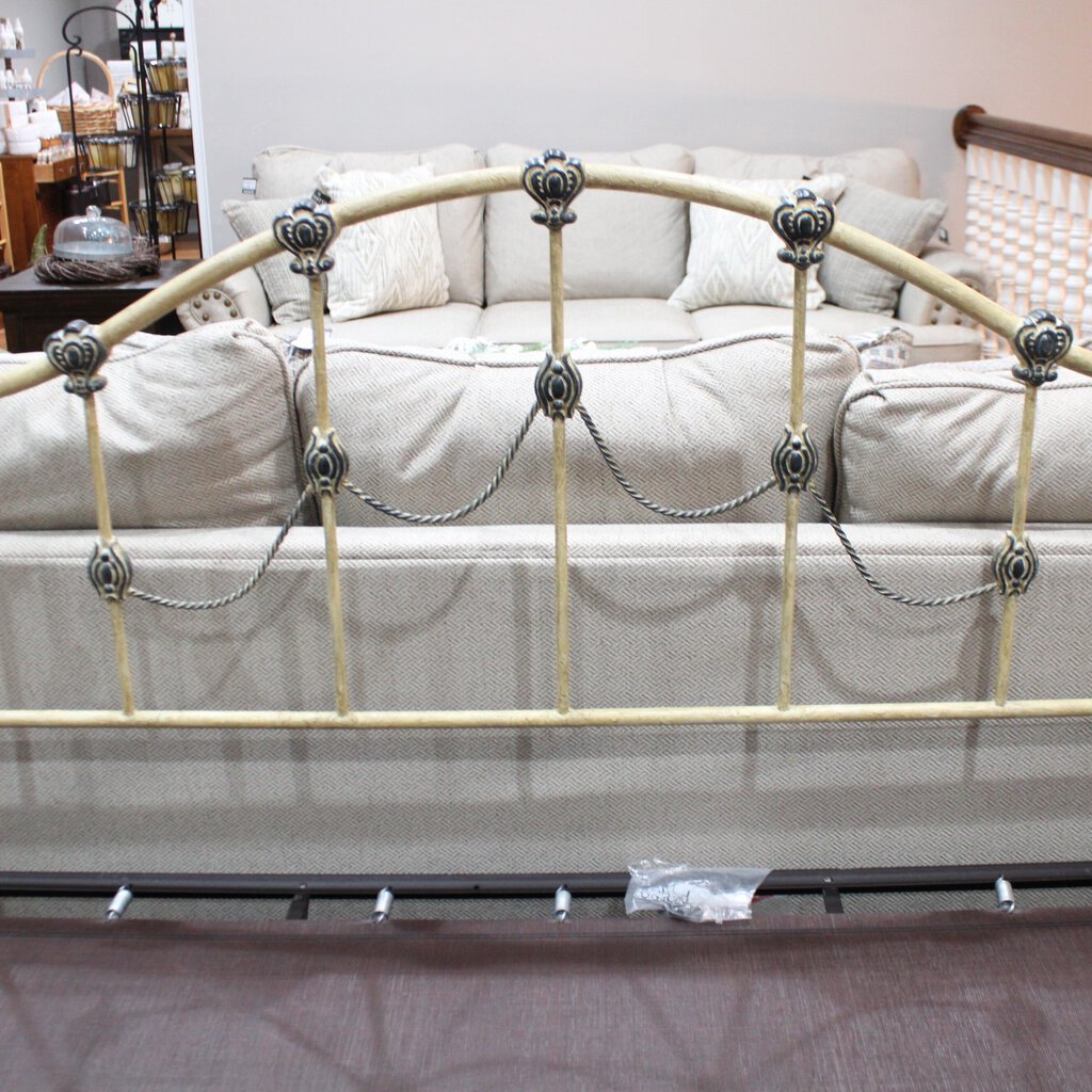 Iron Day Bed w/ Trundle