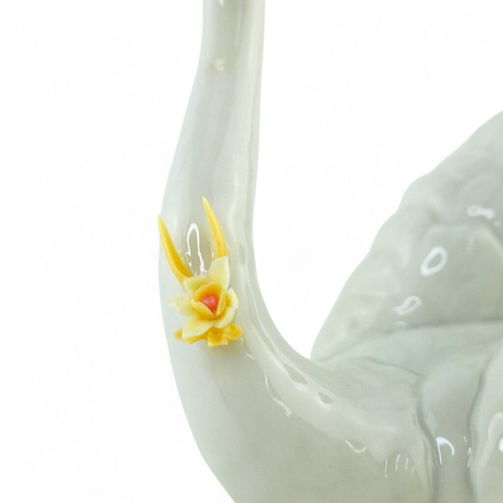 "White Swan with Flowers" - 6499