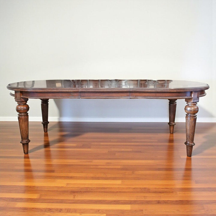Fredericksburg Dining Table with 2 Leaves