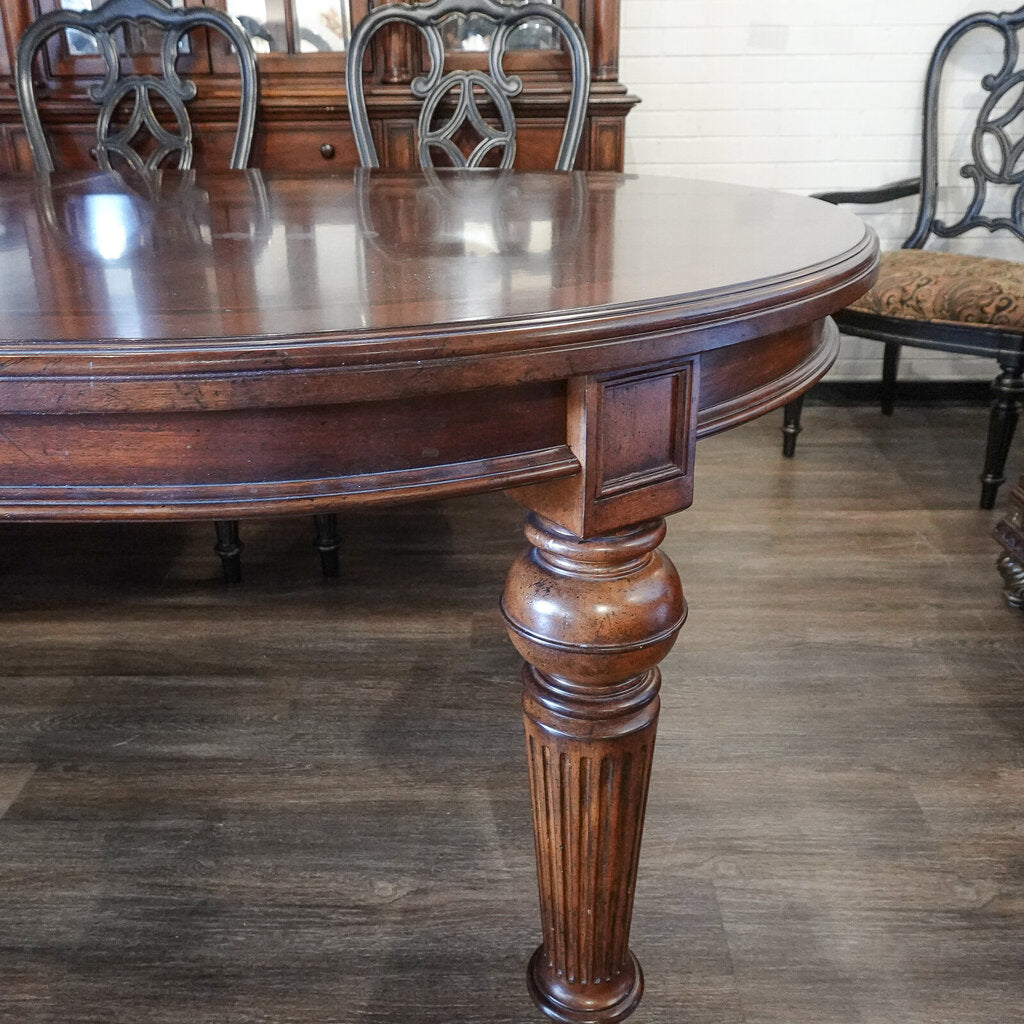 Fredericksburg Dining Table with 2 Leaves