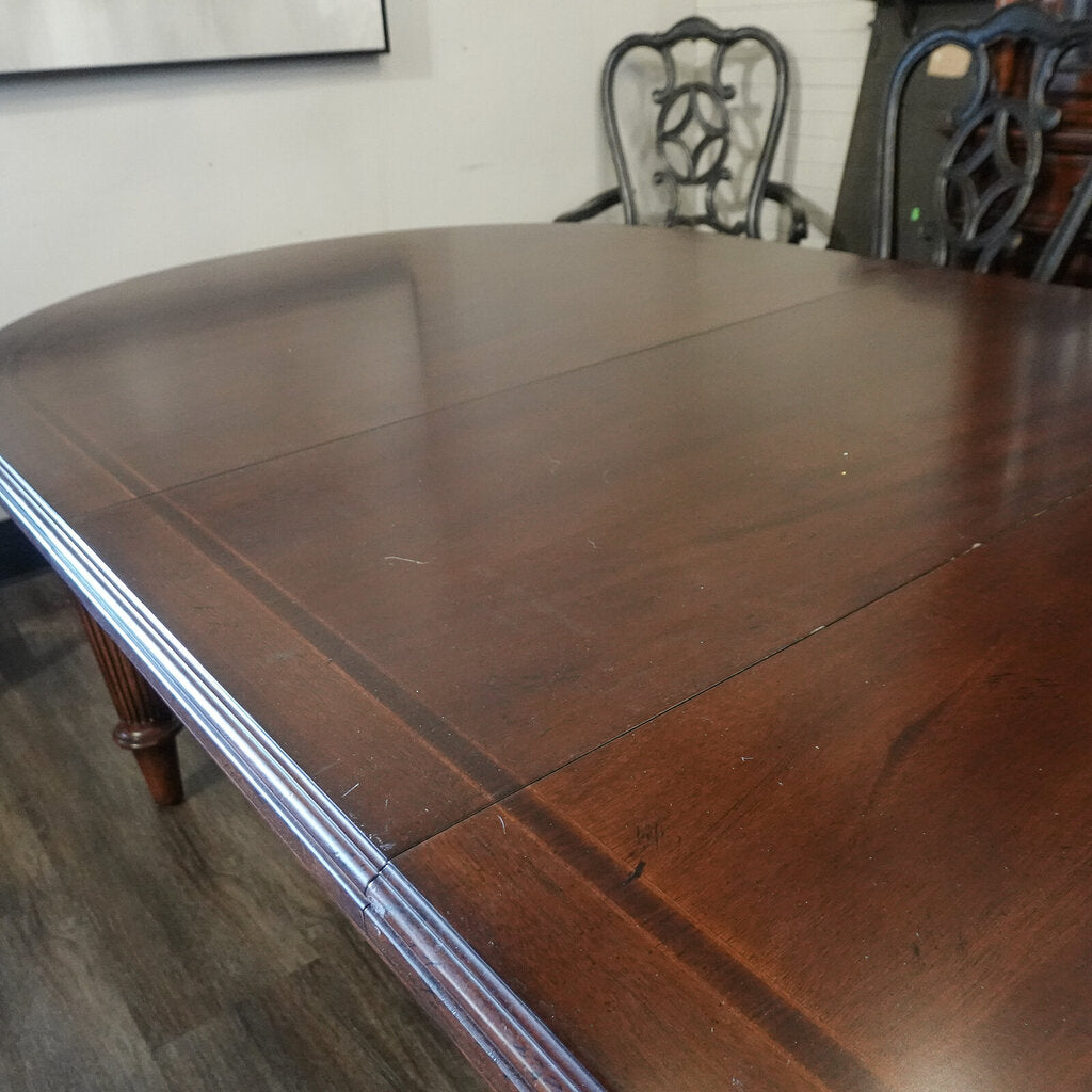 Fredericksburg Dining Table with 2 Leaves
