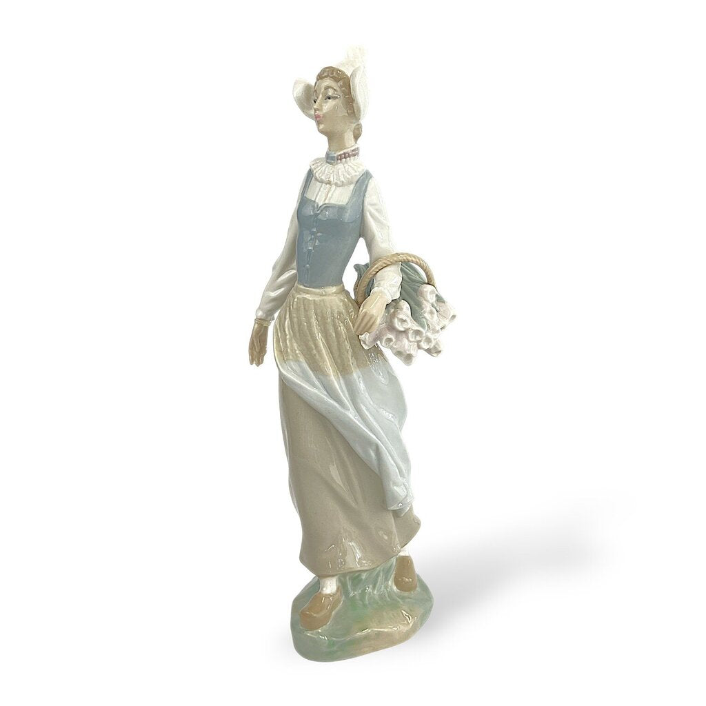 Genteel Dutch Girl w/ Tulips #4860 - Acosta's Home