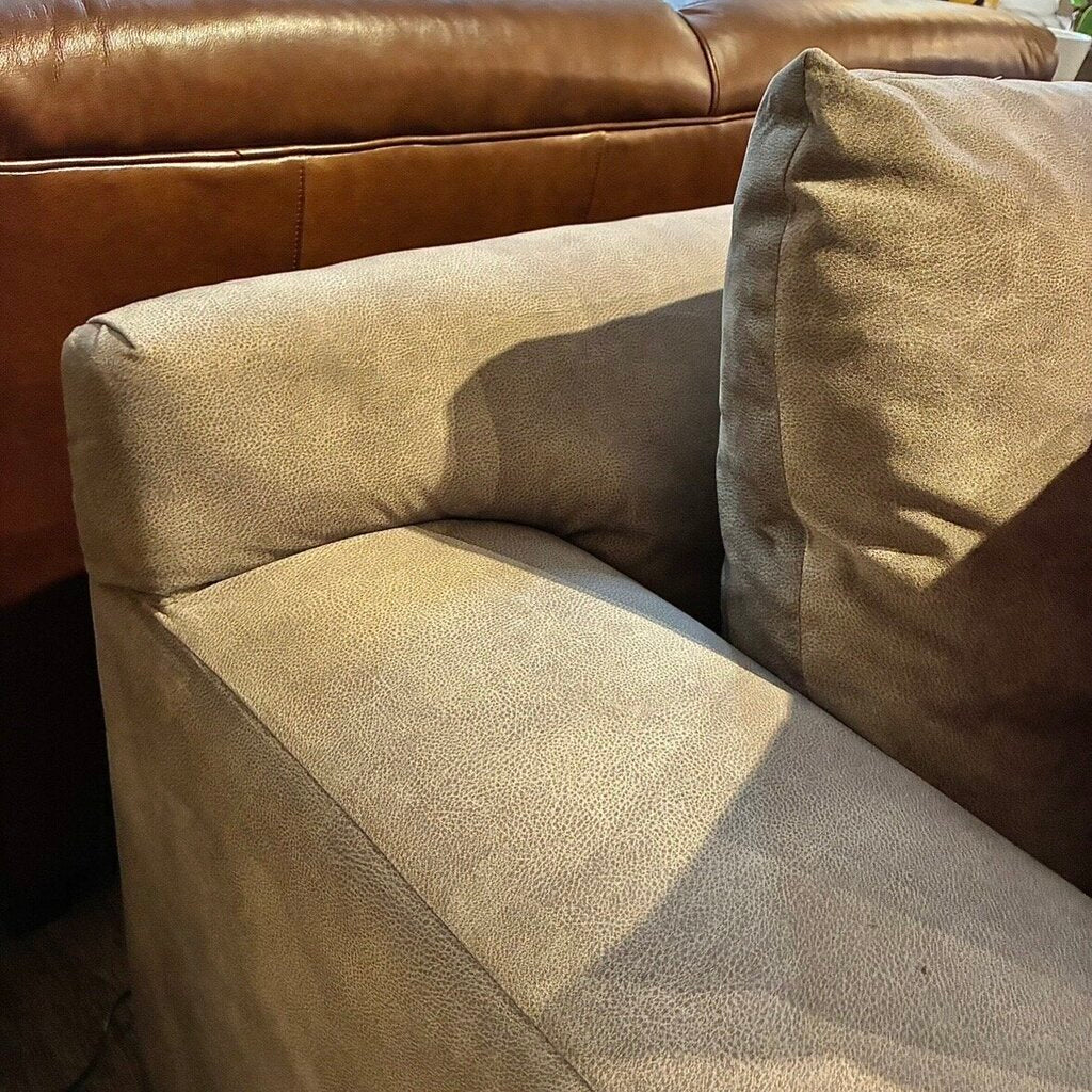 Orig. Price $4,000 - Modern Sectional w/ 6 Accent Pillows