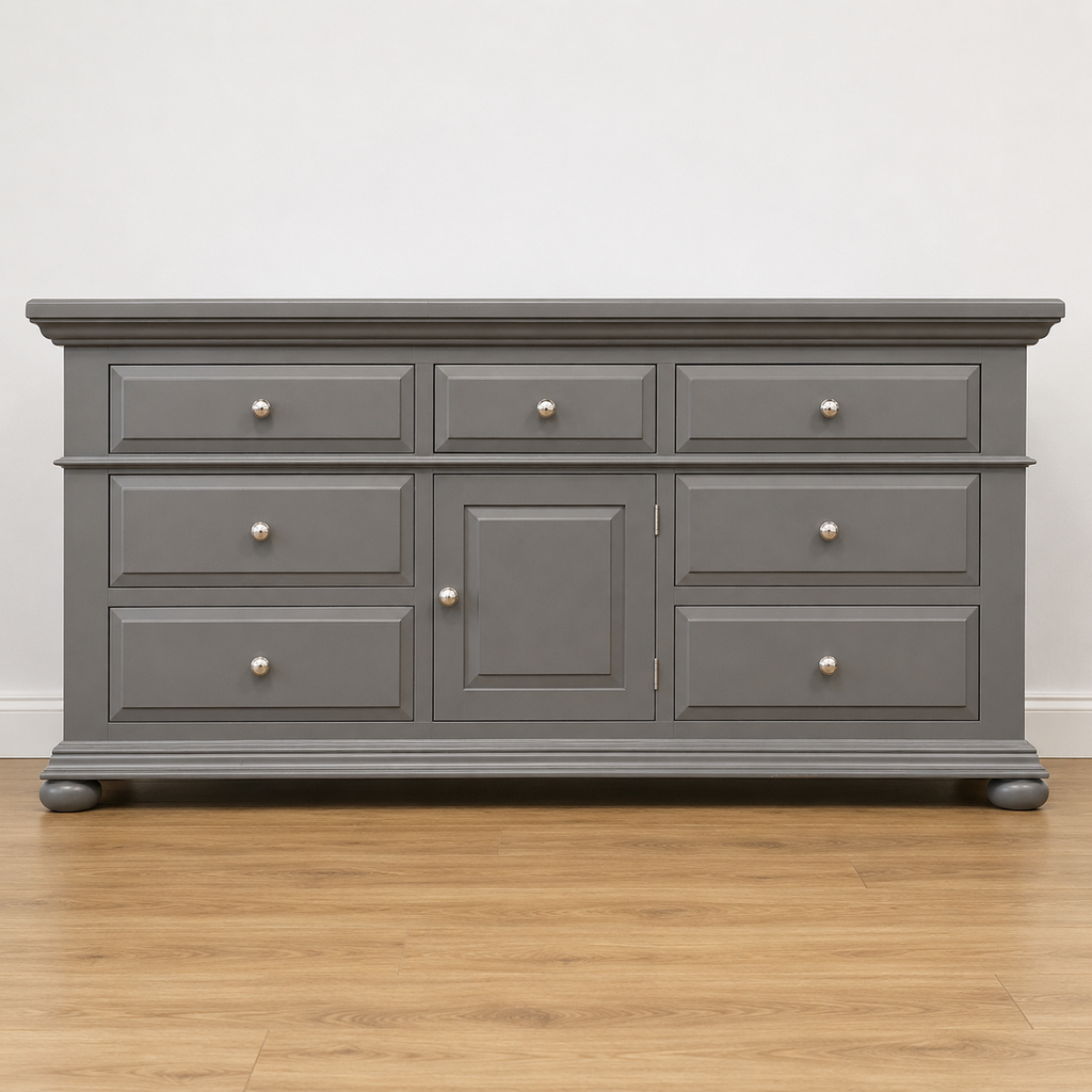 Dresser w/ 7 Drawers