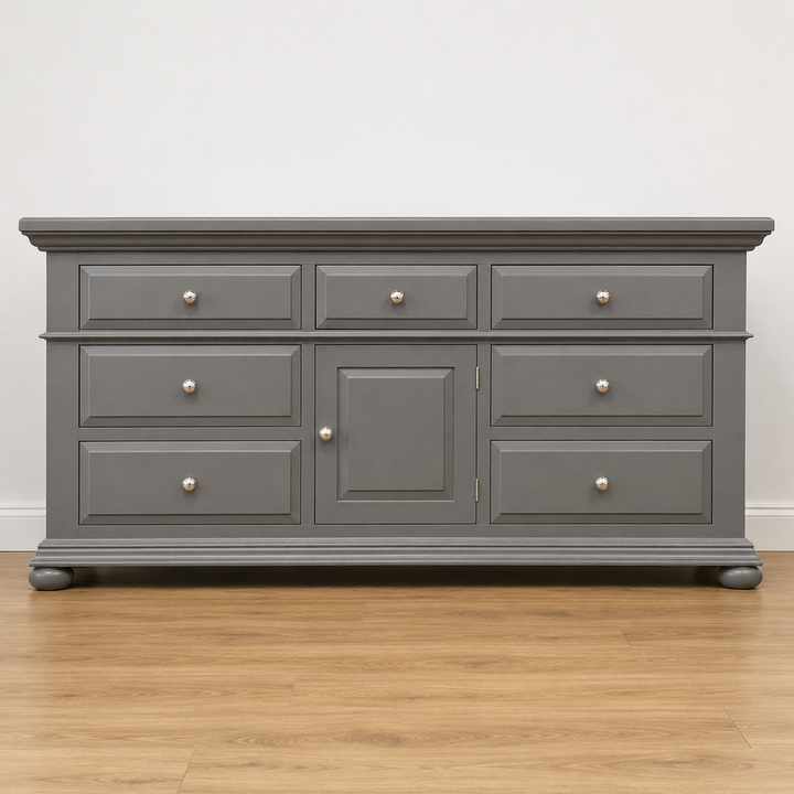 Dresser w/ 7 Drawers
