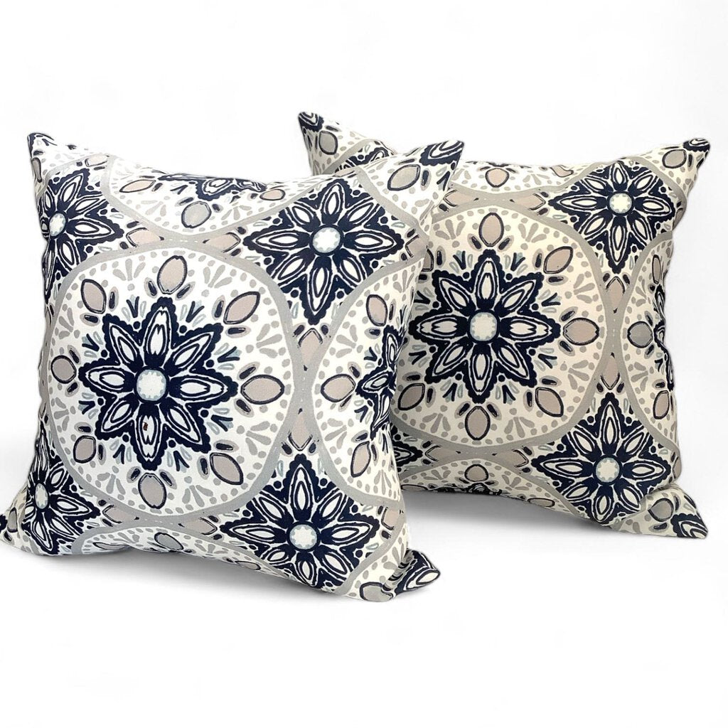 Set/2 Indoor/Outdoor Decorative Pillows.