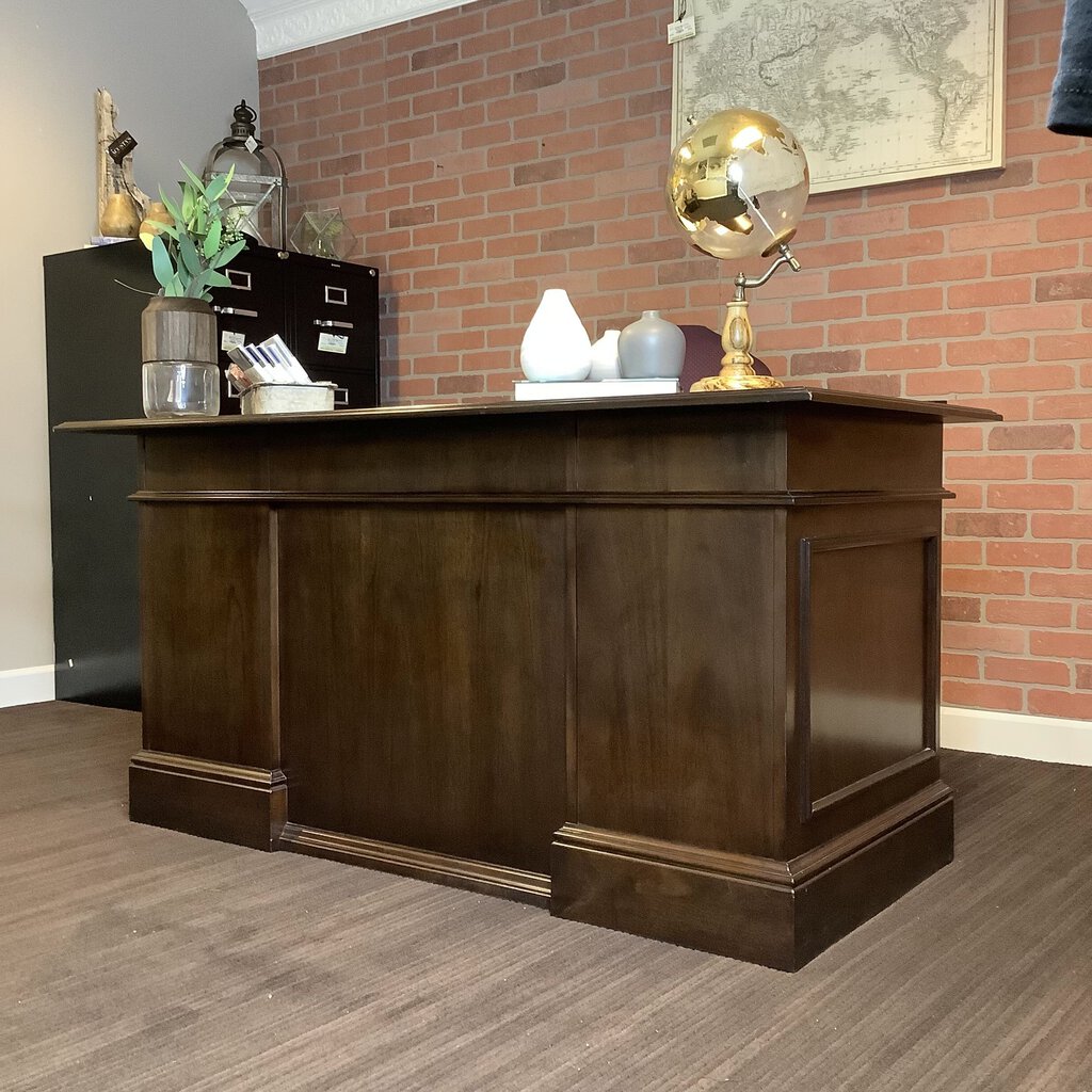 Executive Desk w/ 5 Drawers & 2 File Drawers