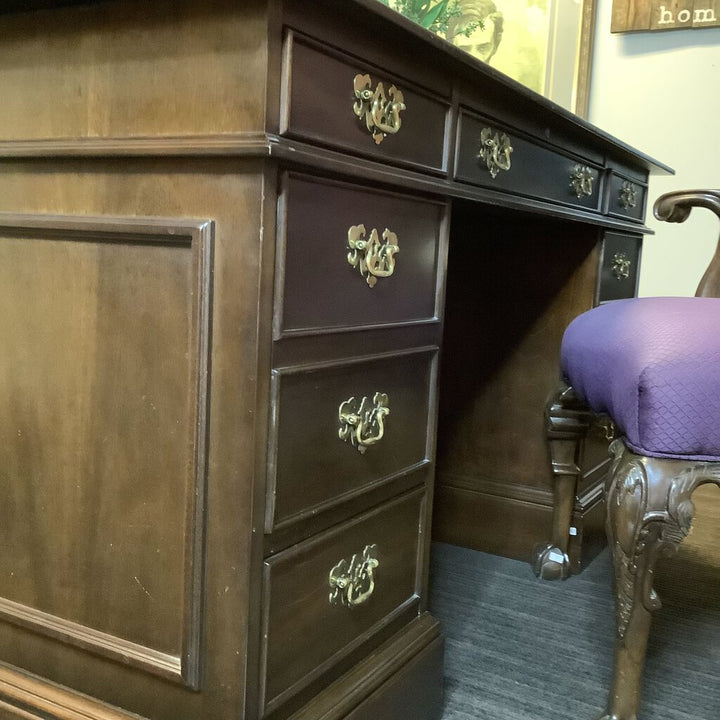 Executive Desk w/ 5 Drawers & 2 File Drawers