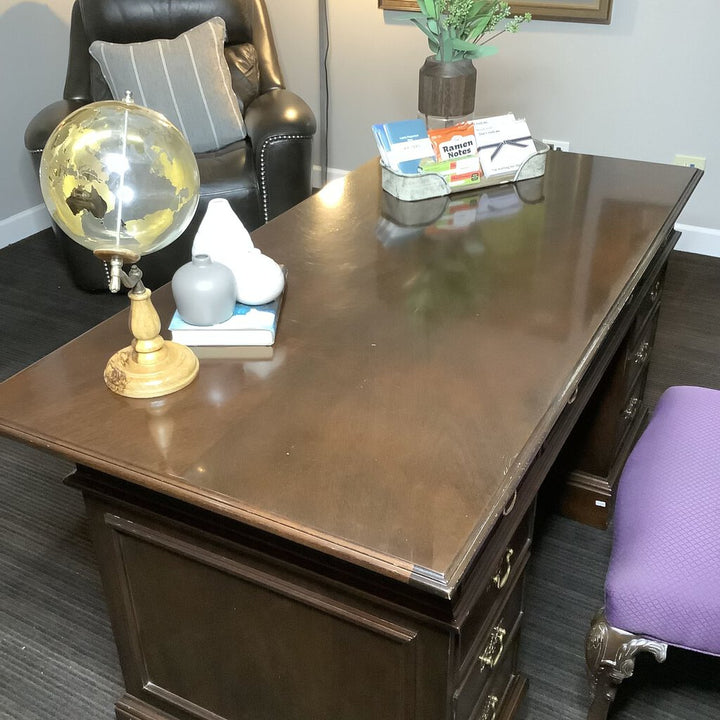 Executive Desk w/ 5 Drawers & 2 File Drawers