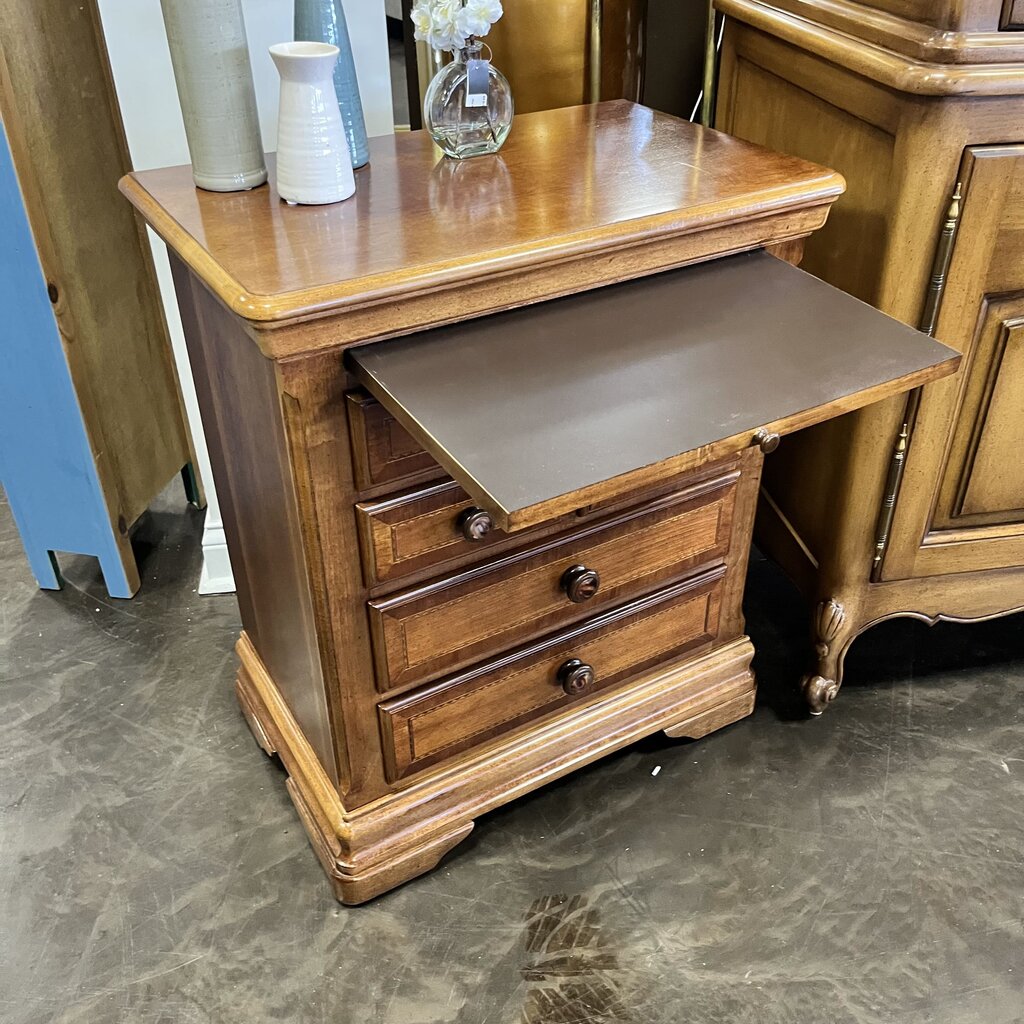 5 Drawer Night Stand w/ Pull Out