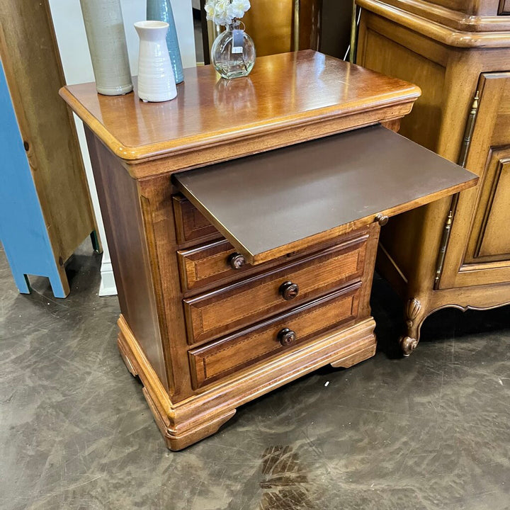 5 Drawer Night Stand w/ Pull Out