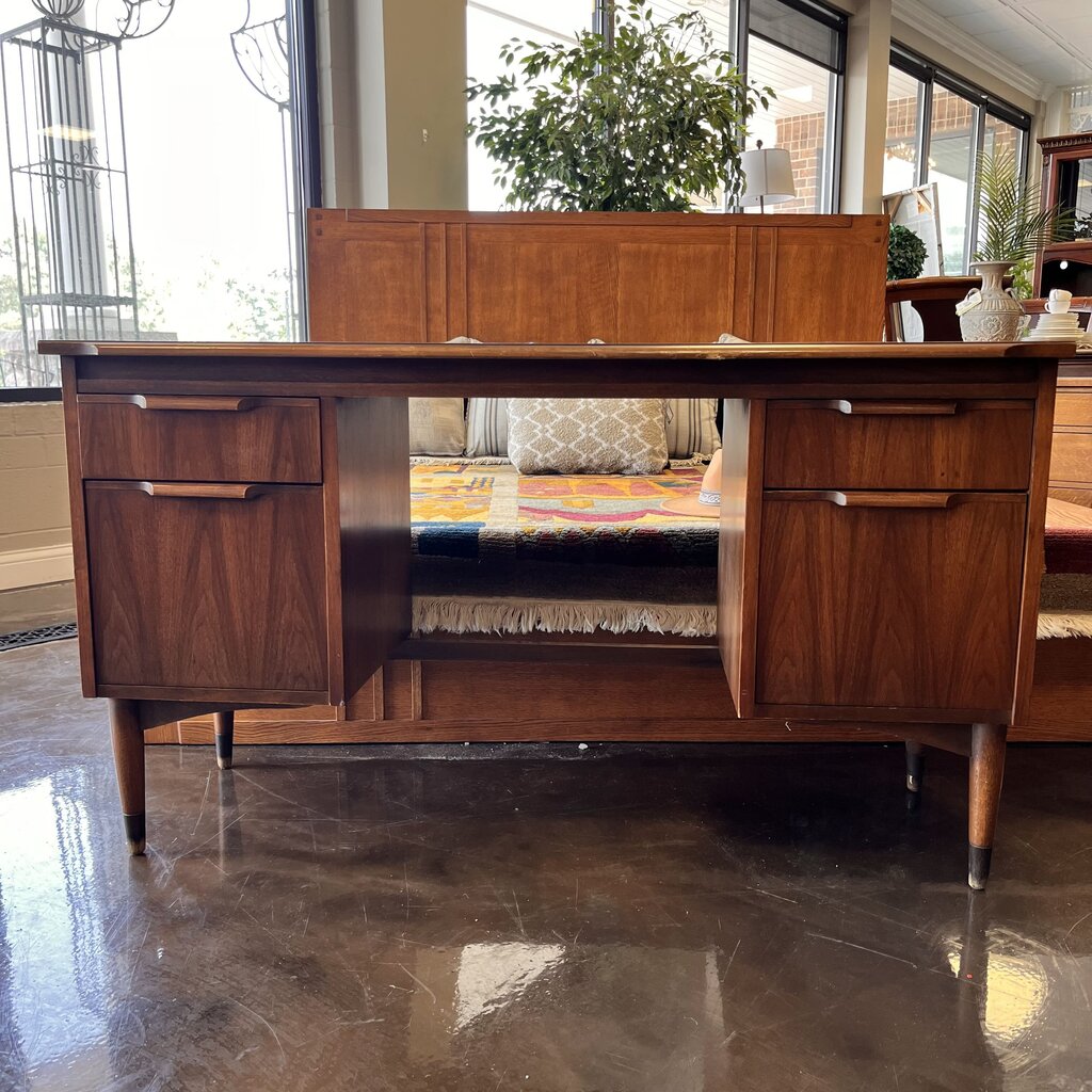 MCM Desk