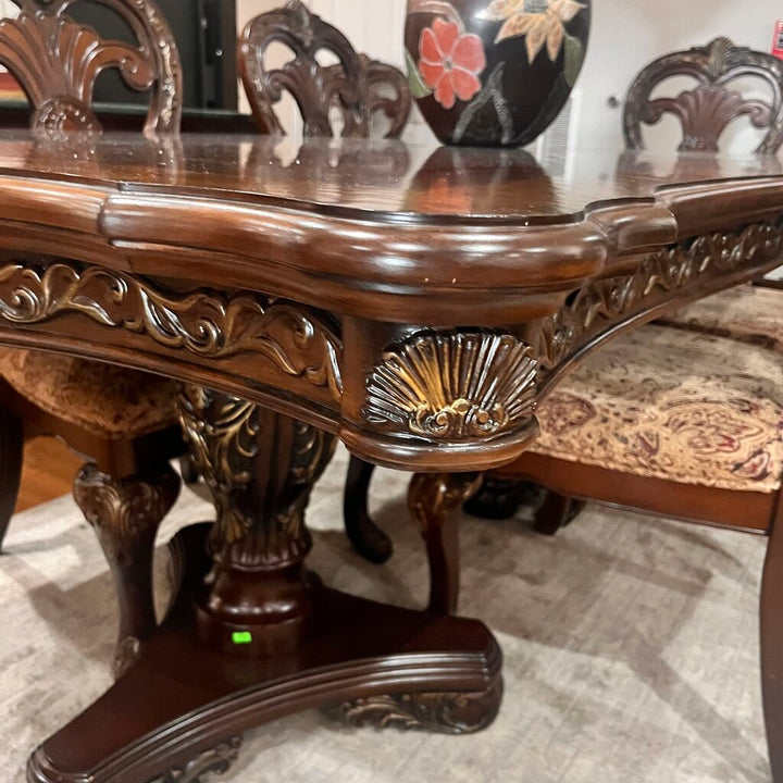 Dining Table w/ 2 Leaves & 8 Chairs