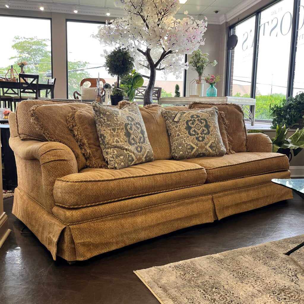 Sofa w/ 5 Accent Pillows