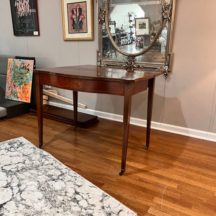 Expandable Table w/ 4 Leaves