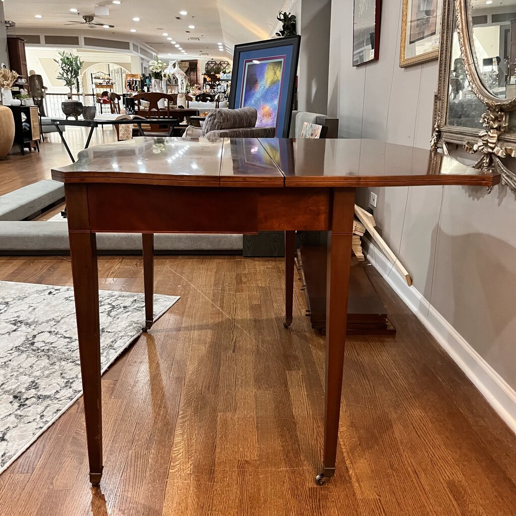 Expandable Table w/ 4 Leaves