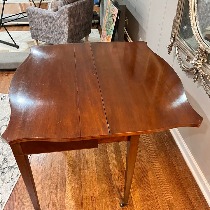 Expandable Table w/ 4 Leaves