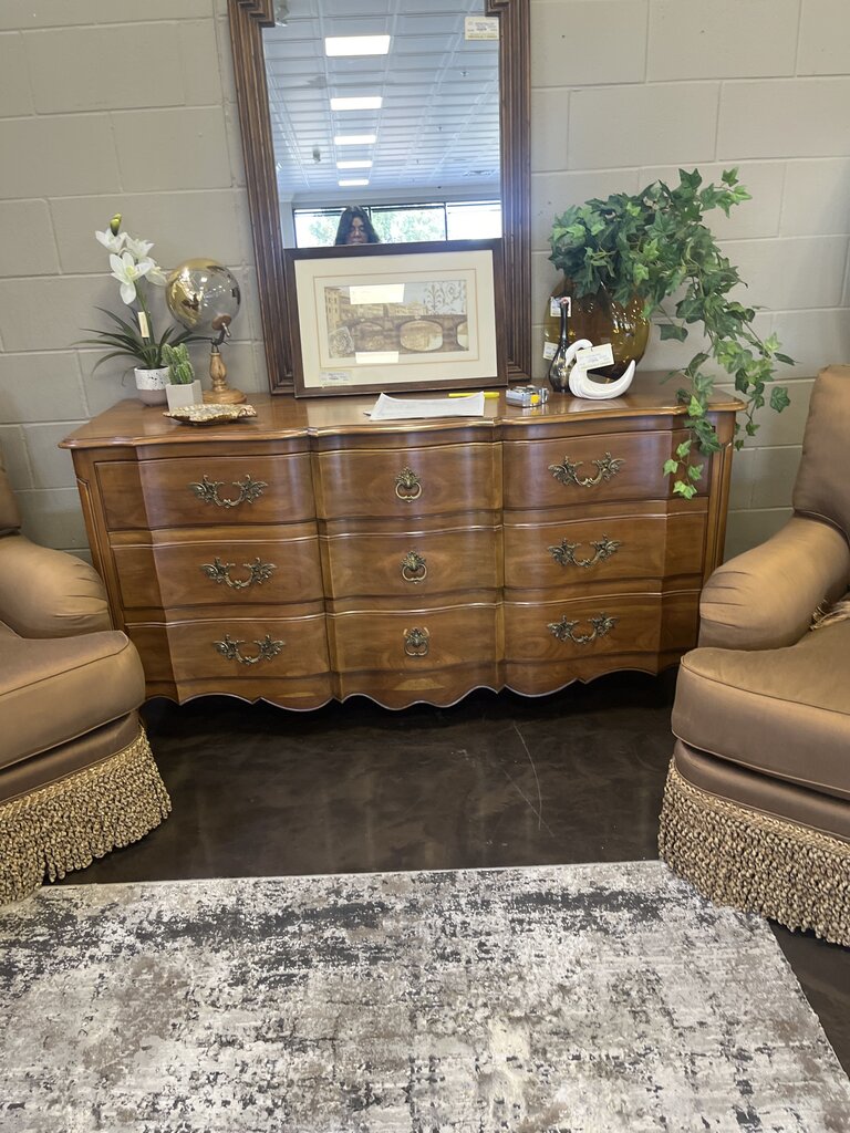 Dresser w/ 9 Drawers