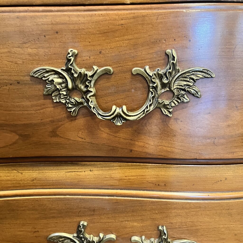 Dresser w/ 9 Drawers