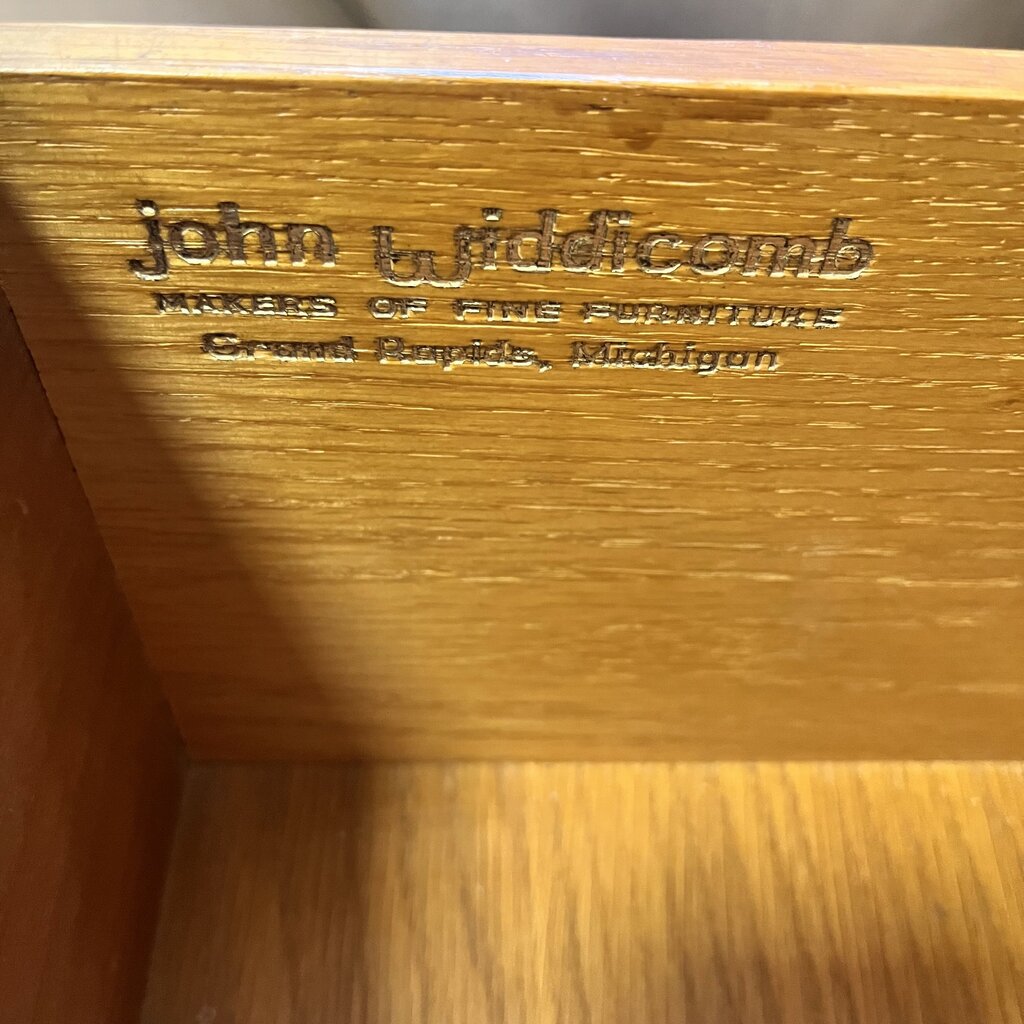 Dresser w/ 9 Drawers