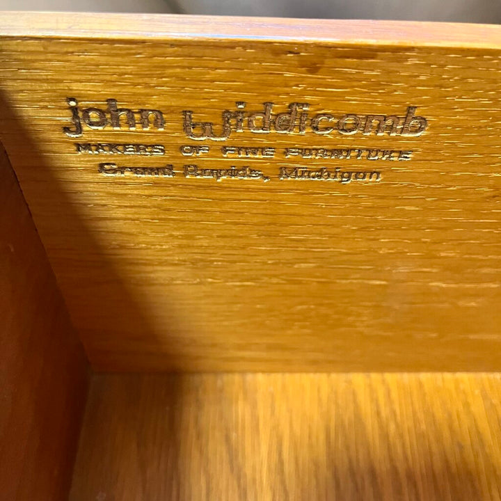 Dresser w/ 9 Drawers