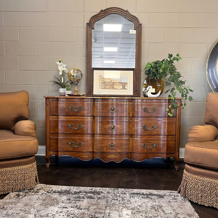 Dresser w/ 9 Drawers