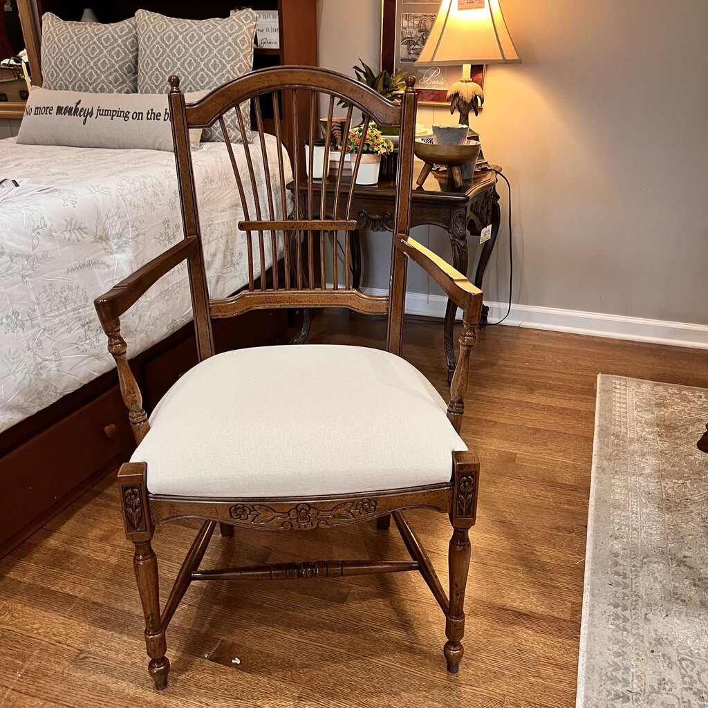 Extendable Avignon Dining Table w/ 6 Chairs