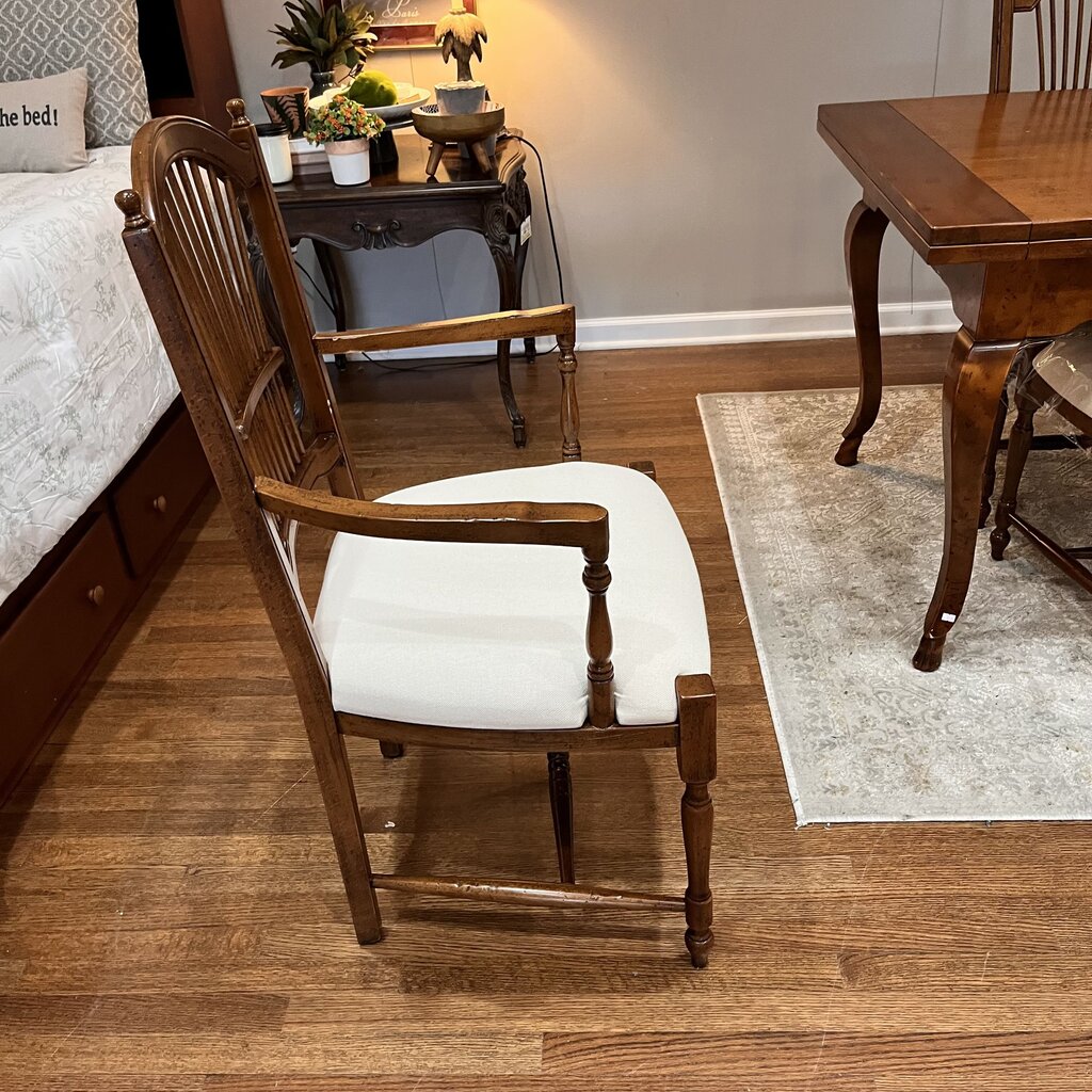 Extendable Avignon Dining Table w/ 6 Chairs