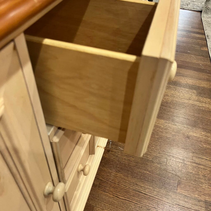 Knotted Pine Hutch w/ Light