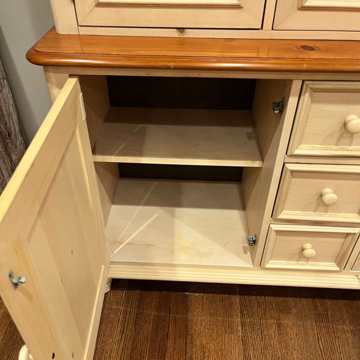 Knotted Pine Hutch w/ Light