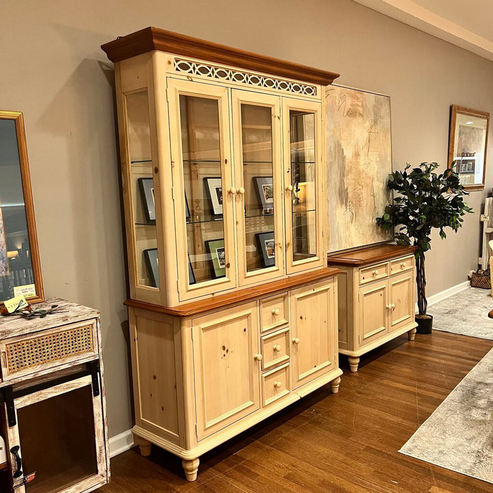 Knotted Pine Hutch w/ Light