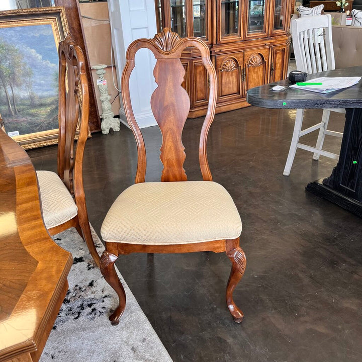 Dining table w/ 6 Chairs, 2 Leaves, & Pads