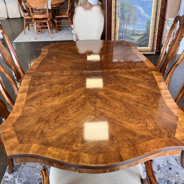 Dining table w/ 6 Chairs, 2 Leaves, & Pads
