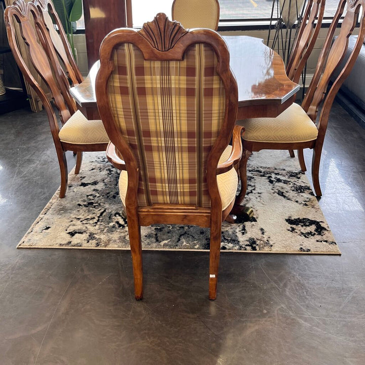 Dining table w/ 6 Chairs, 2 Leaves, & Pads