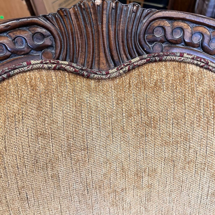 Dining Table w/ 8 Chairs, 2 Leaves, & Pads