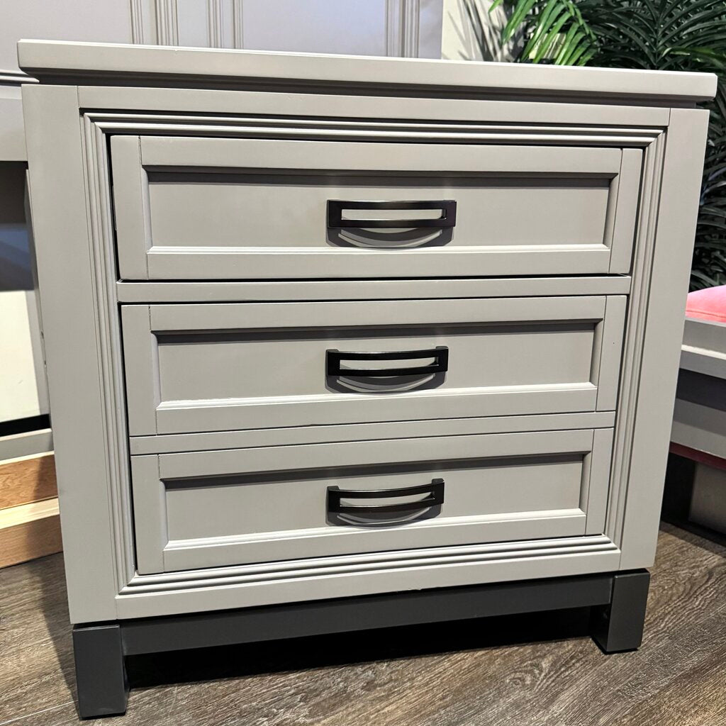 Orig. Price $3500 - Hyde Park Queen Bedroom Set