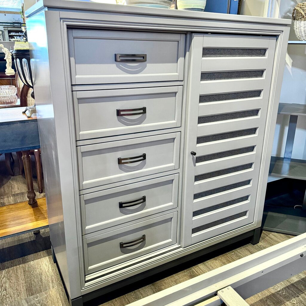 Orig. Price $3500 - Hyde Park Queen Bedroom Set