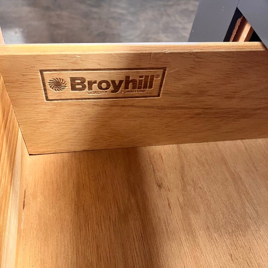 Dresser w/ 7 Drawers