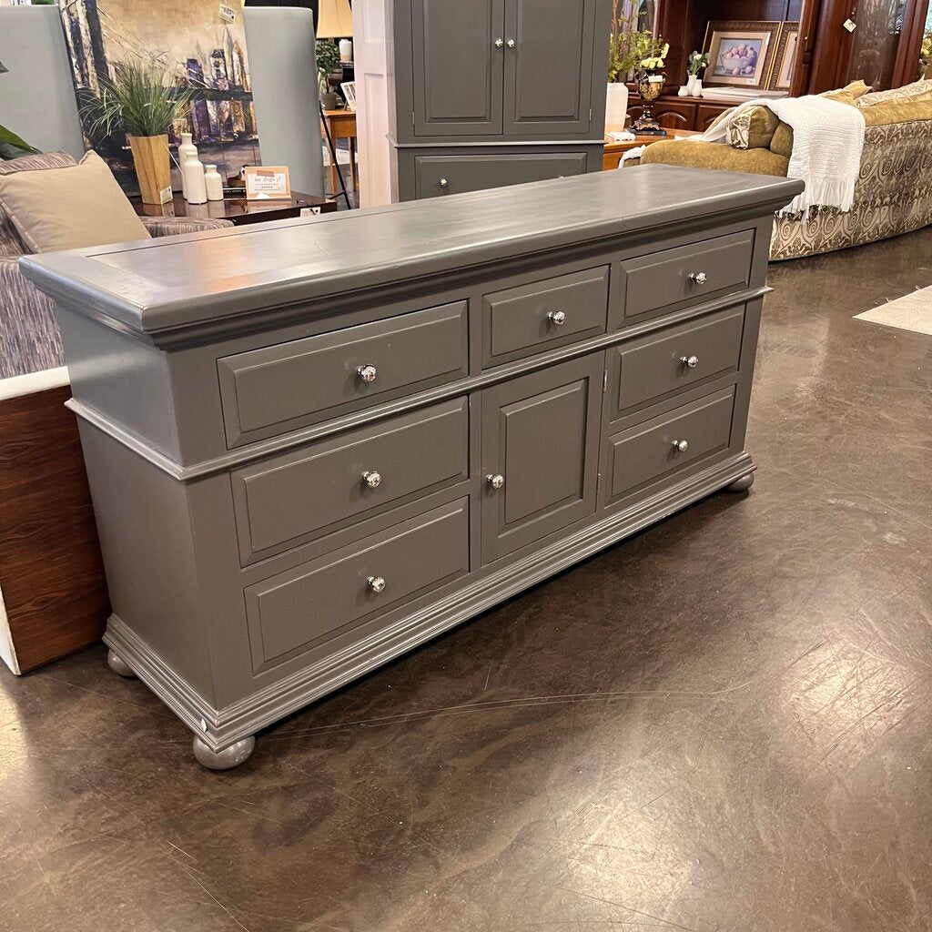 Dresser w/ 7 Drawers