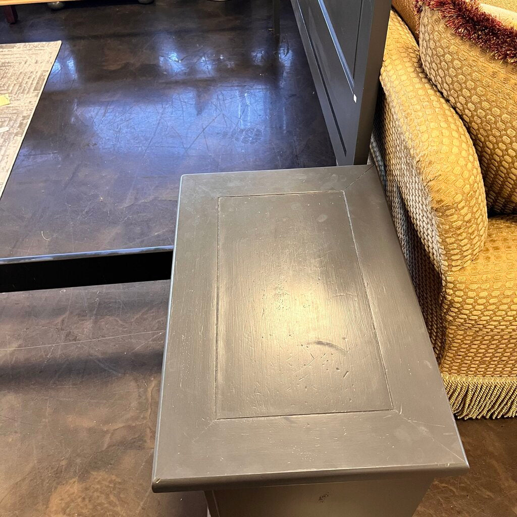Nightstand w/ 2 Drawers