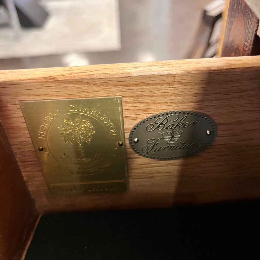 Small buffet w/ Pull Out