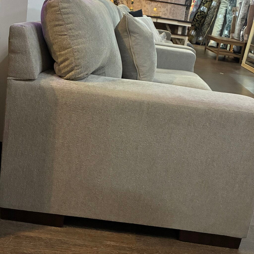 Maggie Collection Loveseat w/ Accent Pillow
