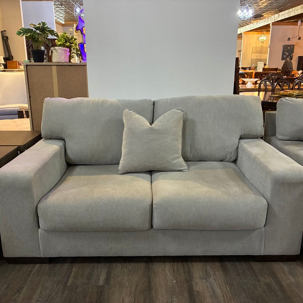 Maggie Collection Loveseat w/ Accent Pillow
