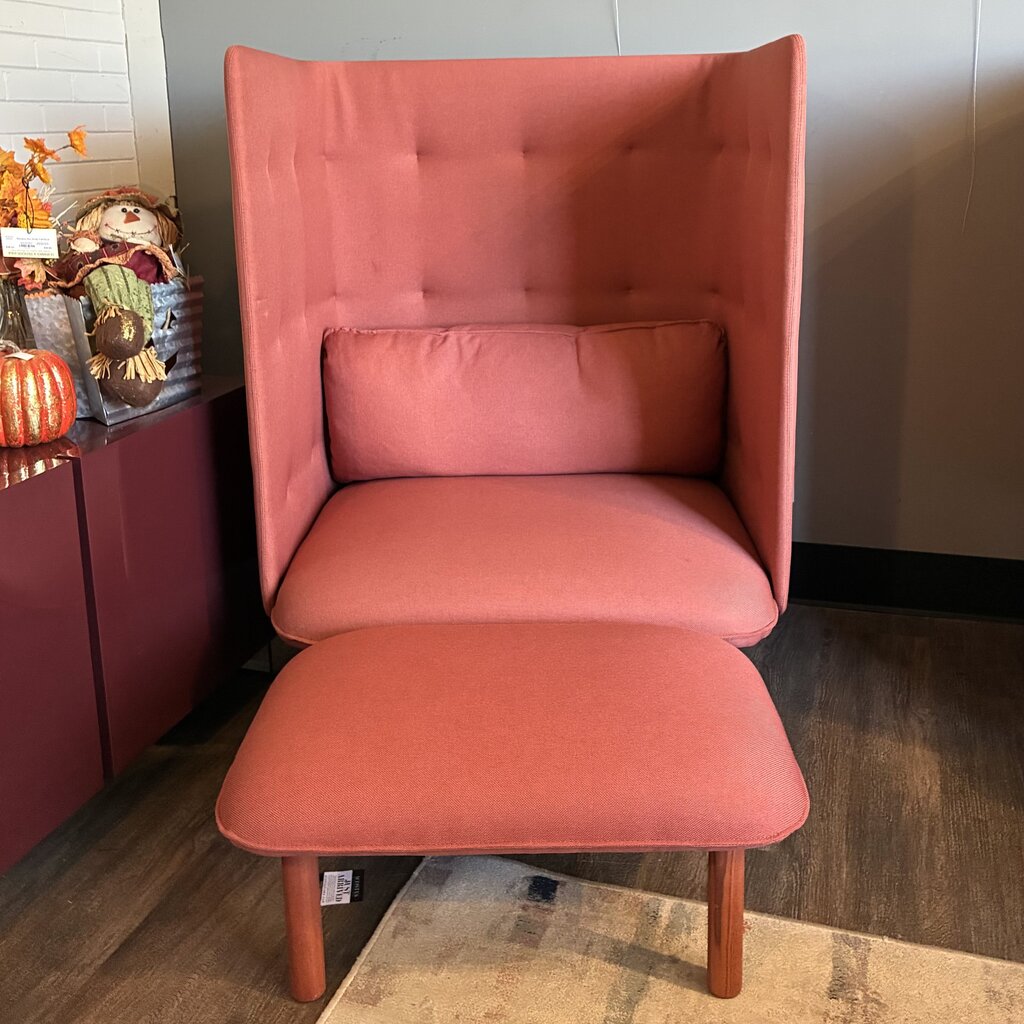 QT Privacy Lounge Chair w/ Ottoman