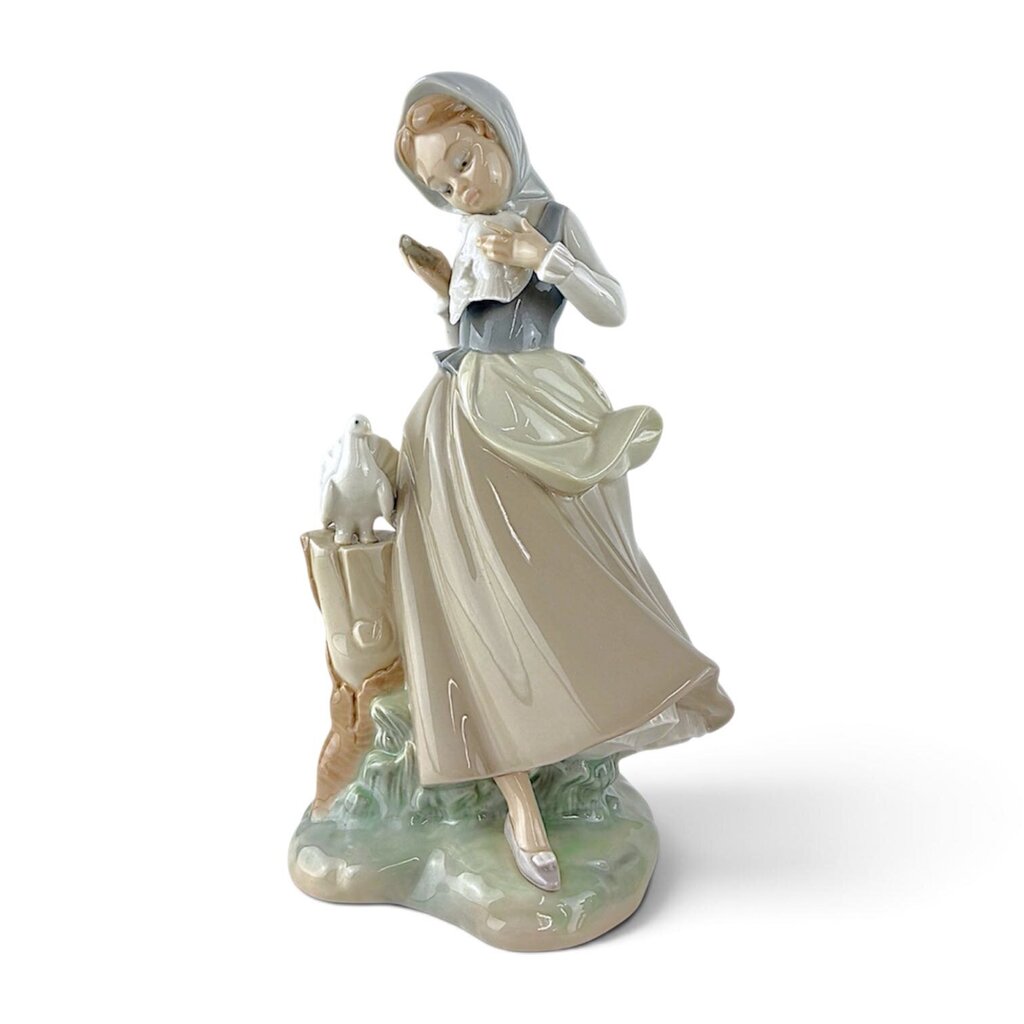 Girl w/ Pigeons #4915 - Box Available